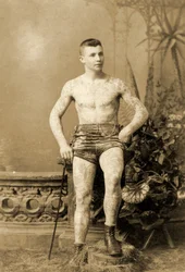 Porträtt av en tatuerad man